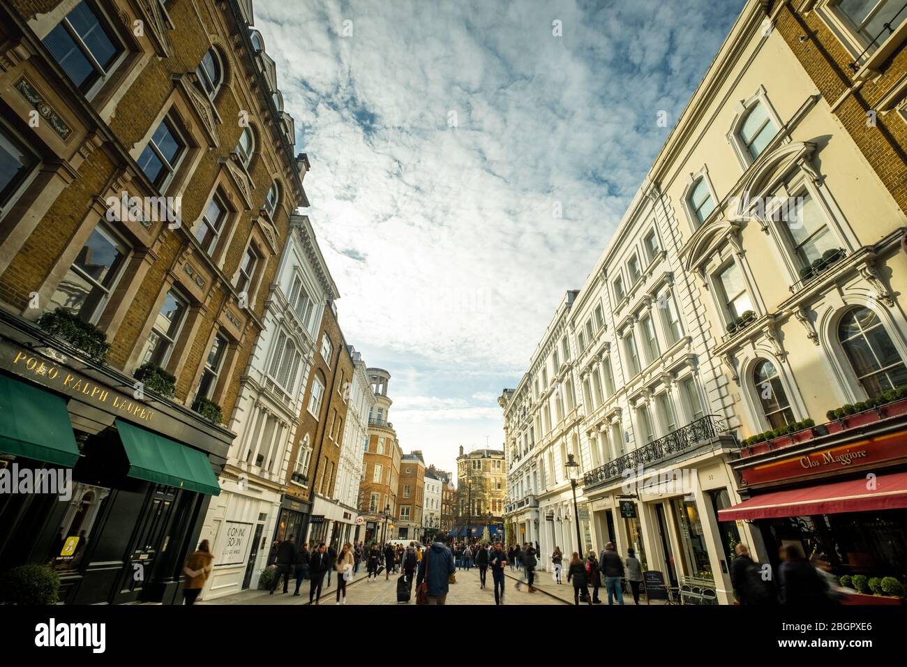 LONDON - FEBRUAR 2020: Cecil Court im Londoner West End, einer wunderschönen viktorianischen Straße mit Antiquitätenläden und Buchläden in Covent Garden Stockfoto