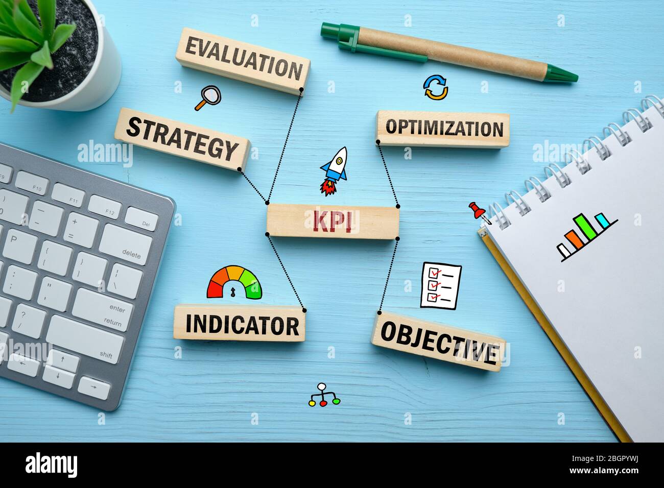 Das Konzept der kpi und die Hauptverbindungen mit ihm auf den Holzblöcken. Nahaufnahme. Stockfoto