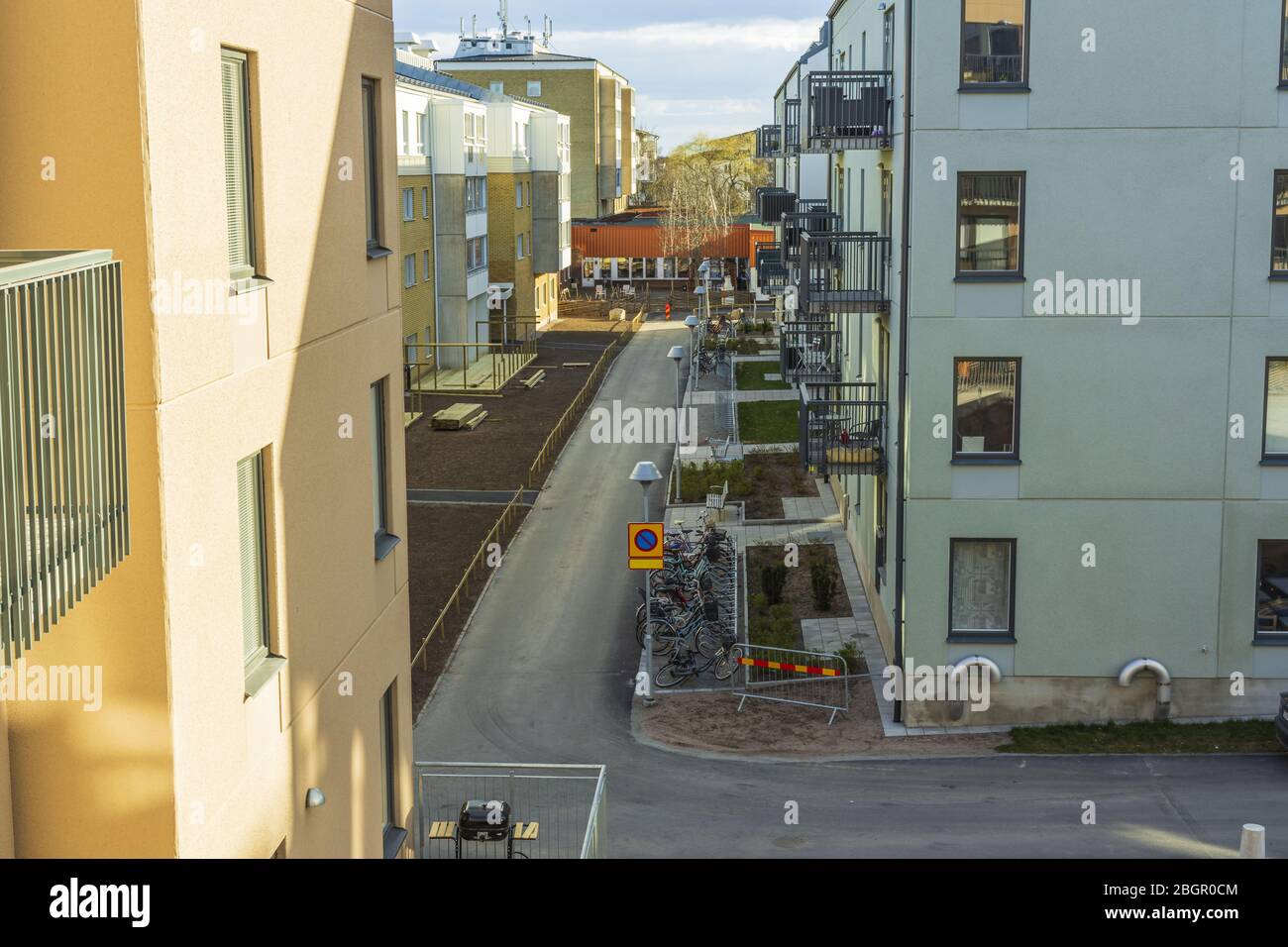 Schöner Landschaftsblick vom Balkon des Neubaus auf benachbarte Häuser. Moderne europäische bunte miltistorige Gebäude. Stockfoto