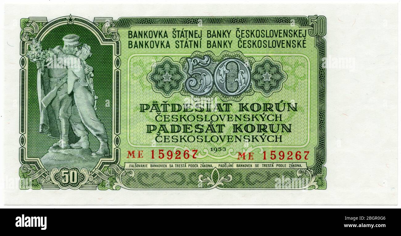 50 Tschechoslowakische Krone Banknote (1953) ausgestellt in der Tschechoslowakischen Republik anlässlich der Währungsreform von 1953. Das von dem tschechischen Bildhauer Karel Pokorný (1946-1950) entworfene Verbrüderungsdenkmal (Sbratření) ist in der Banknote abgebildet, die von der Sowjetunion entworfen und gedruckt wurde, um die Währungsreform geheim zu halten. Die umstrittene homoerotische Statue zeigt, wie der tschechoslowakische Partisanen im Mai 1945 den Soldaten der Roten Armee leidenschaftlich küsst. Stockfoto