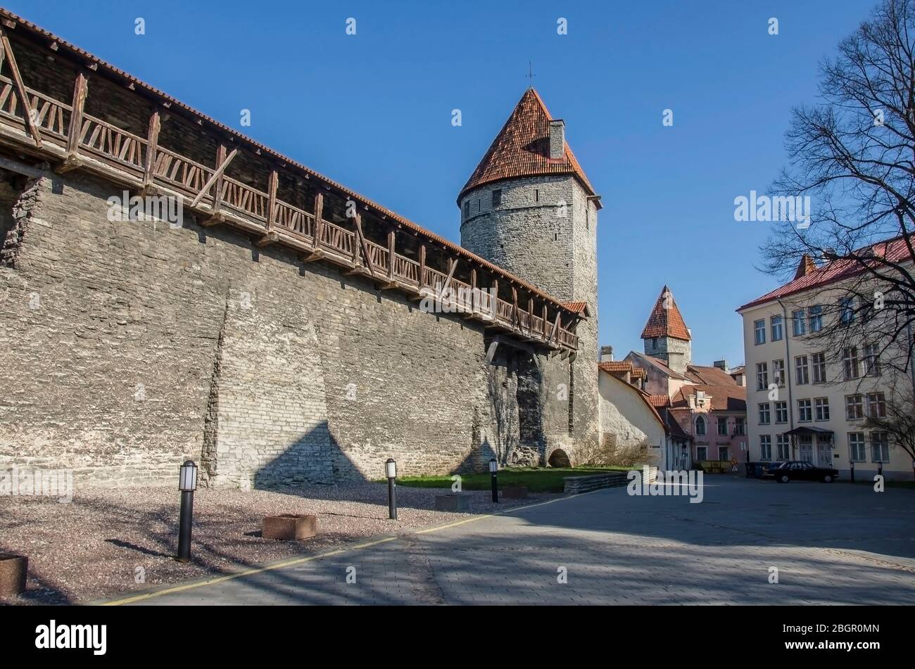 Mauer mit Türmen in der Altstadt von Tallinn, Estland. Mittelalterliche Türme. Teil Der Stadtmauer. Festung Türme und Park auf Himmel Hintergrund. Stockfoto