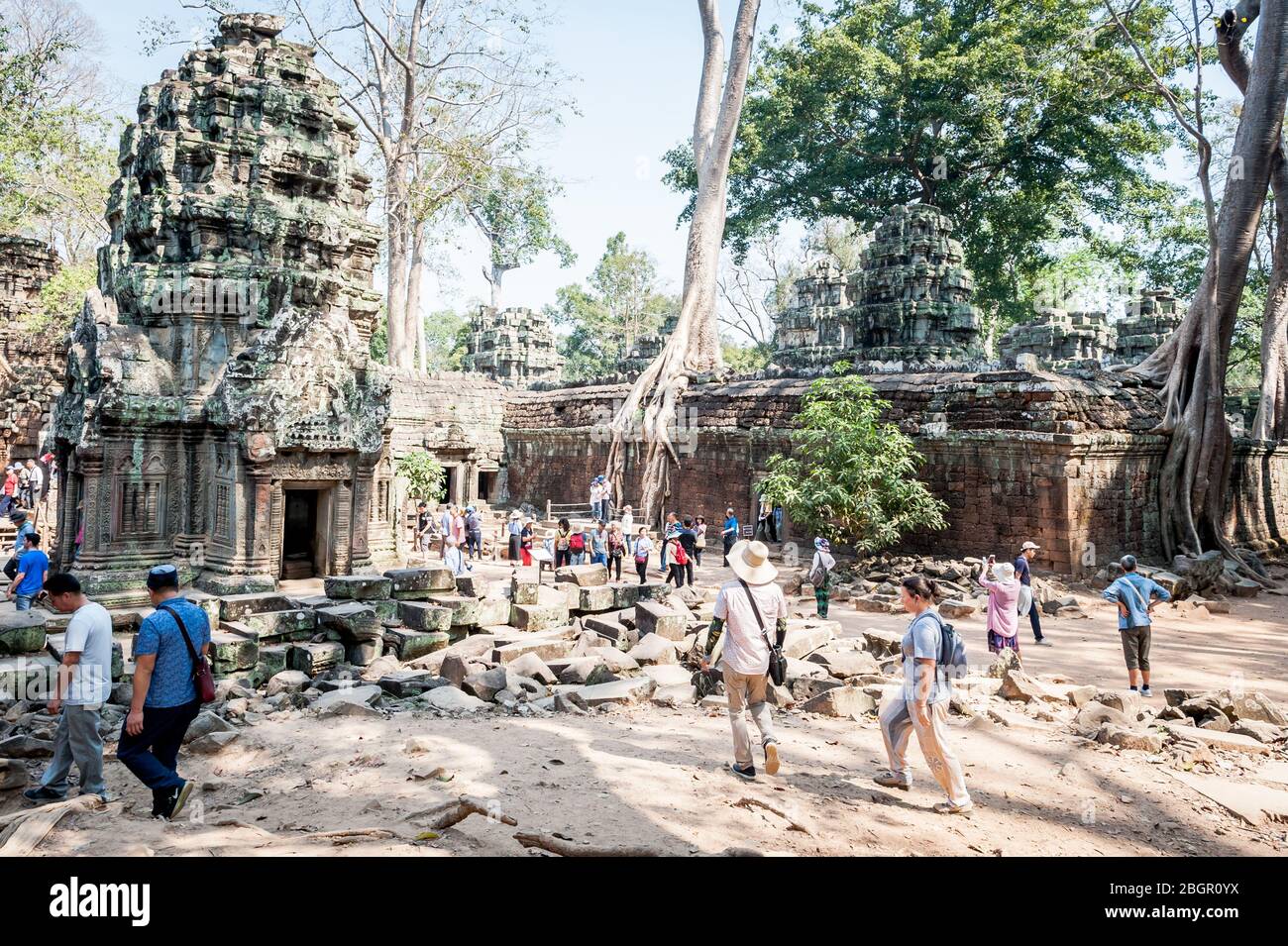 Touristen wandern zwischen den alten Tempeln von Angkor Wat, Kambodscha. Stockfoto