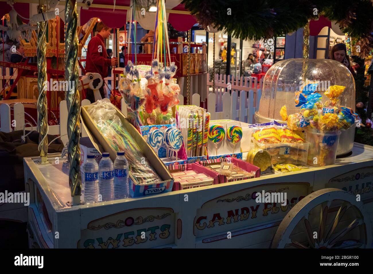 Eine traditionelle Süßigkeiten und Zuckerwatte Wagen zu einer Kost Zu Weihnachten Stockfoto