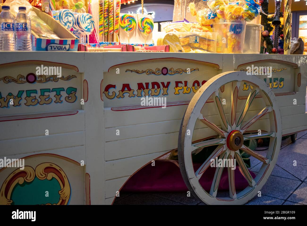 Eine traditionelle Süßigkeiten und Zuckerwatte Wagen zu einer Kost Zu  Weihnachten Stockfotografie - Alamy