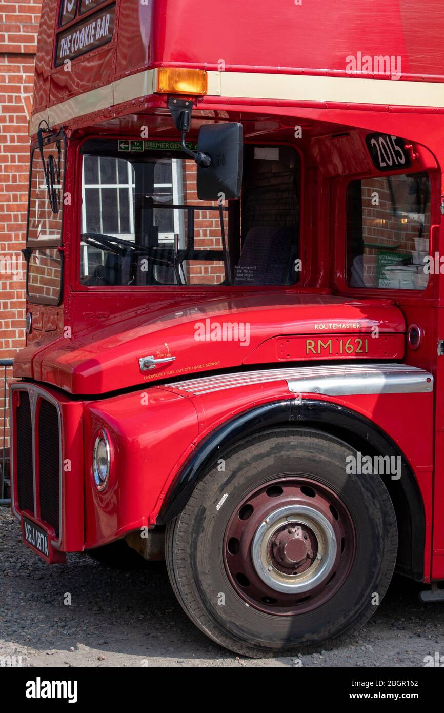 Die Fahrerkabine eines roten routemaster-Busses, eines alten roten londoner Busses Stockfoto