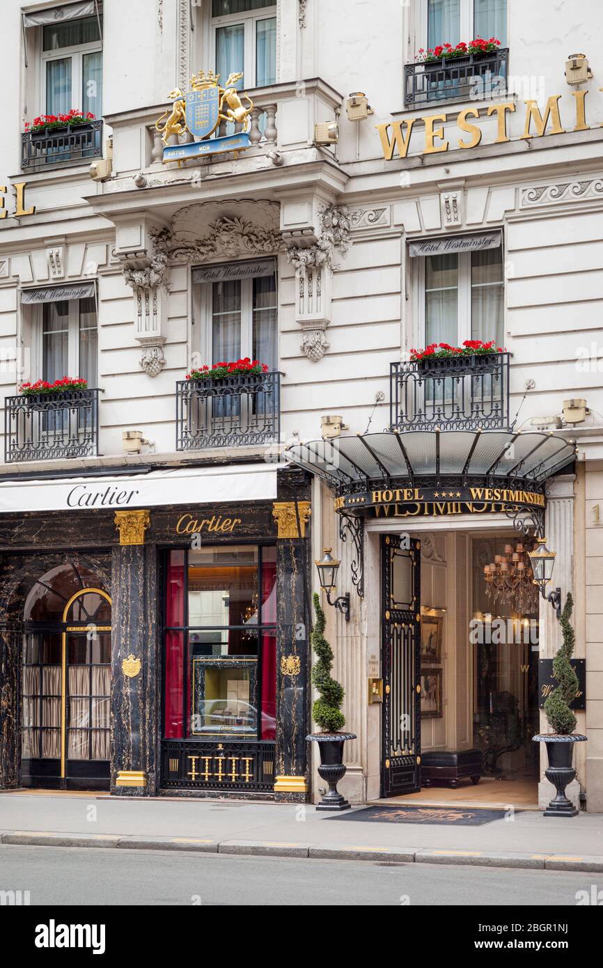 Vordereingang zum Westminster Hotel neben Cartier Boutique in der Nähe von Place Vendome, Paris, Frankreich Stockfoto