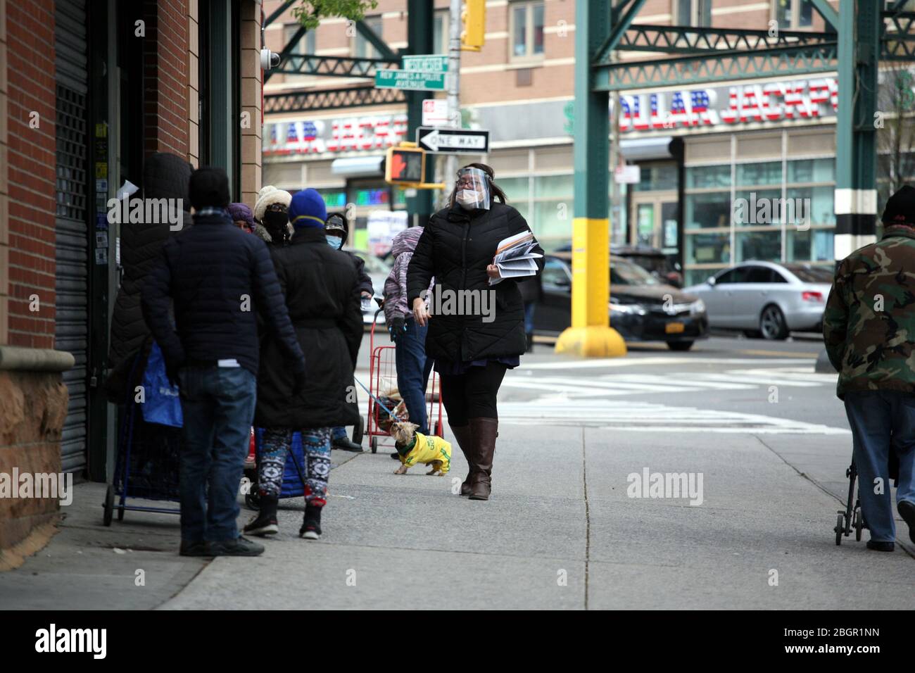 COVID-19: Bronx-Einwohner-Warteschlange für gespendete Lebensmittel, New York, USA Stockfoto