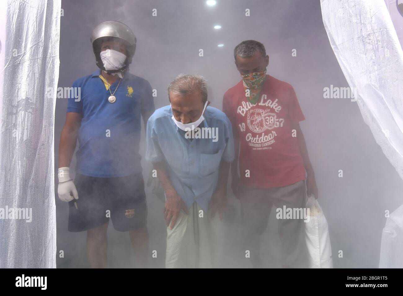 Die Kolkata Municipal Corporation installiert Sanitizer am Eingangstor des Marktes. Stockfoto