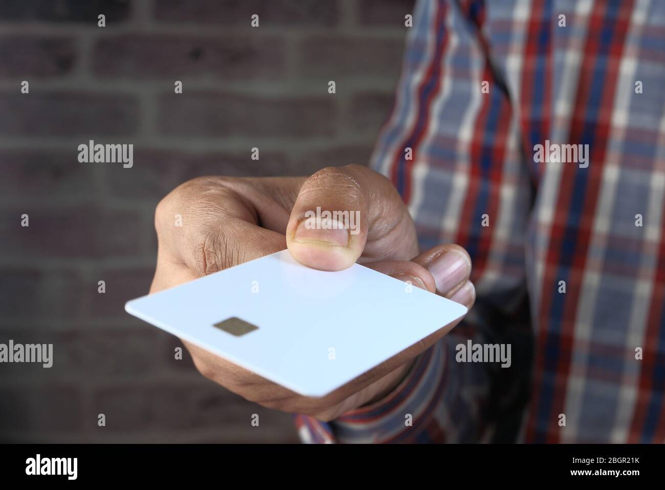 Nahaufnahme der Hand des Geschäftsmannes, der Kreditkarte hält Stockfoto