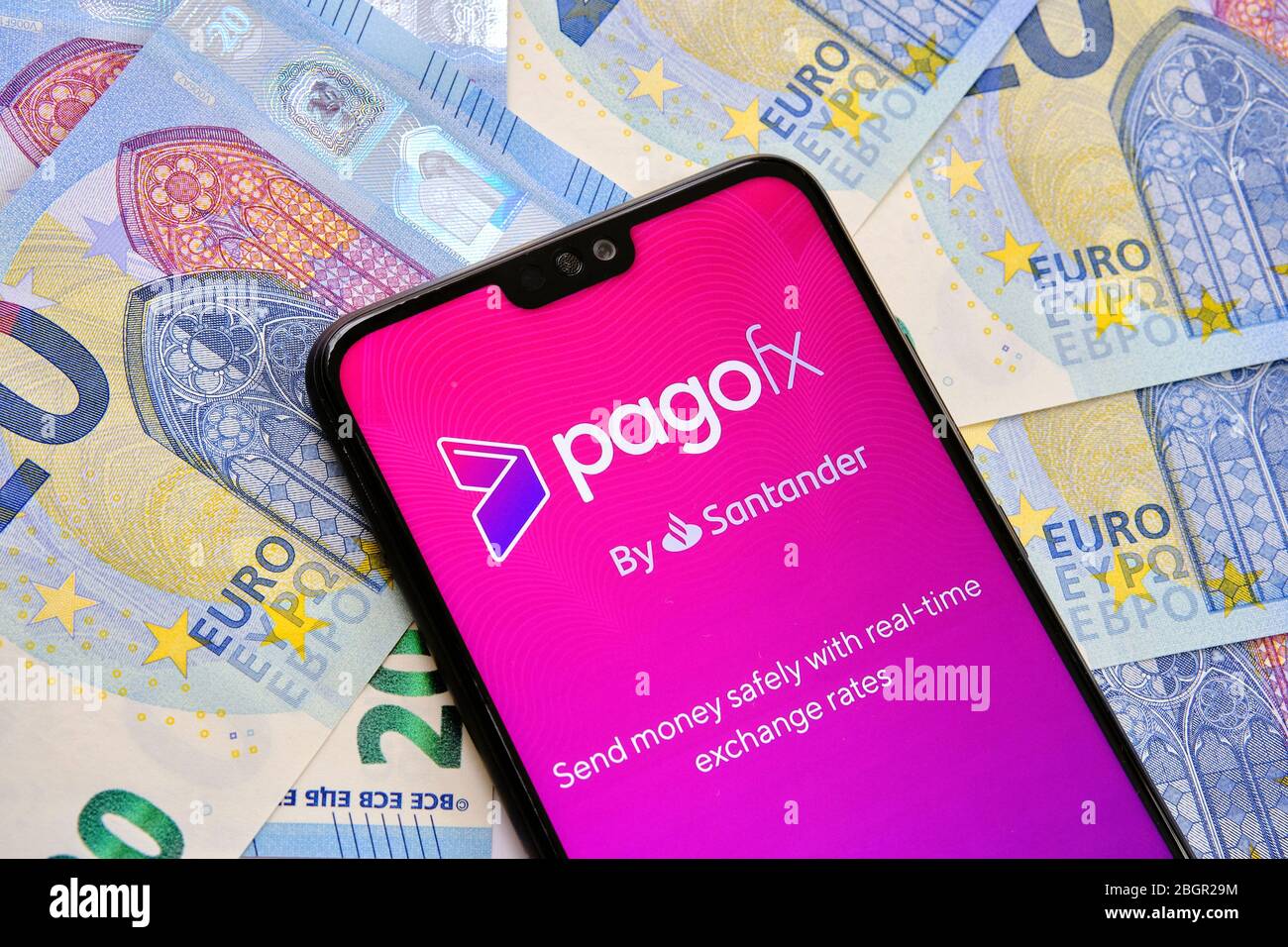 Stone / Großbritannien - April 18 2020: PagoFX Geldtransfer-App auf dem Smartphone-Bildschirm auf Euro-Banknoten platziert. Konzept. Stockfoto
