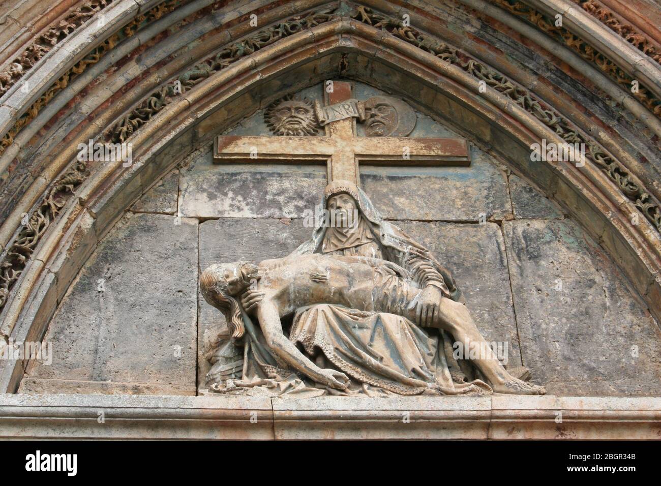 Cartuja de Miraflores de Santa Maria Burgos Kloster Skulptur über Eingang von Maria hält Jesus mit Bogen und Kreuz Kastilien Und Leon Spanien Stockfoto