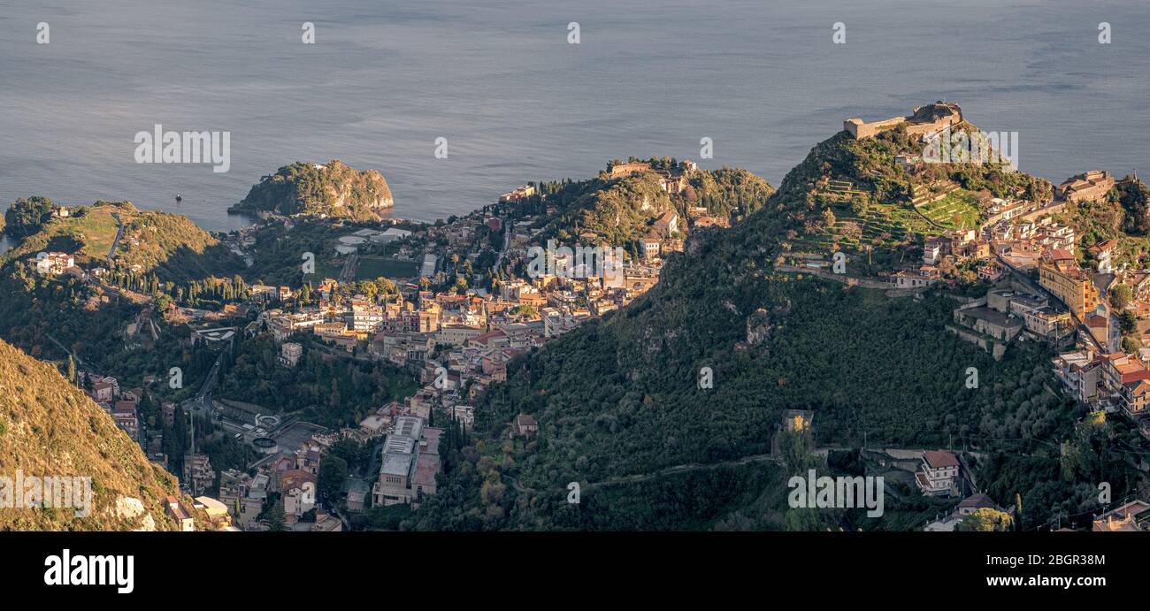Die Stadt Taormina von Castelmola, Messina Provinz, Sizilien, Italien. Stockfoto