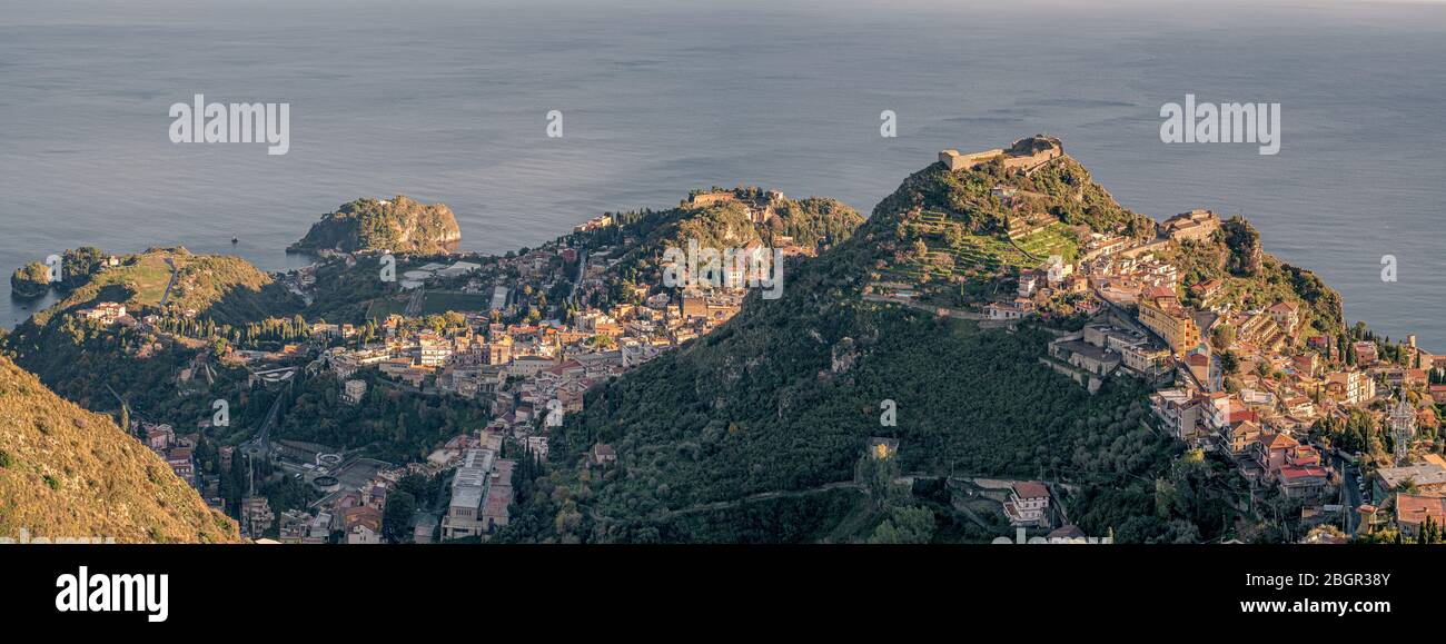 Die Stadt Taormina von Castelmola, Messina Provinz, Sizilien, Italien. Stockfoto