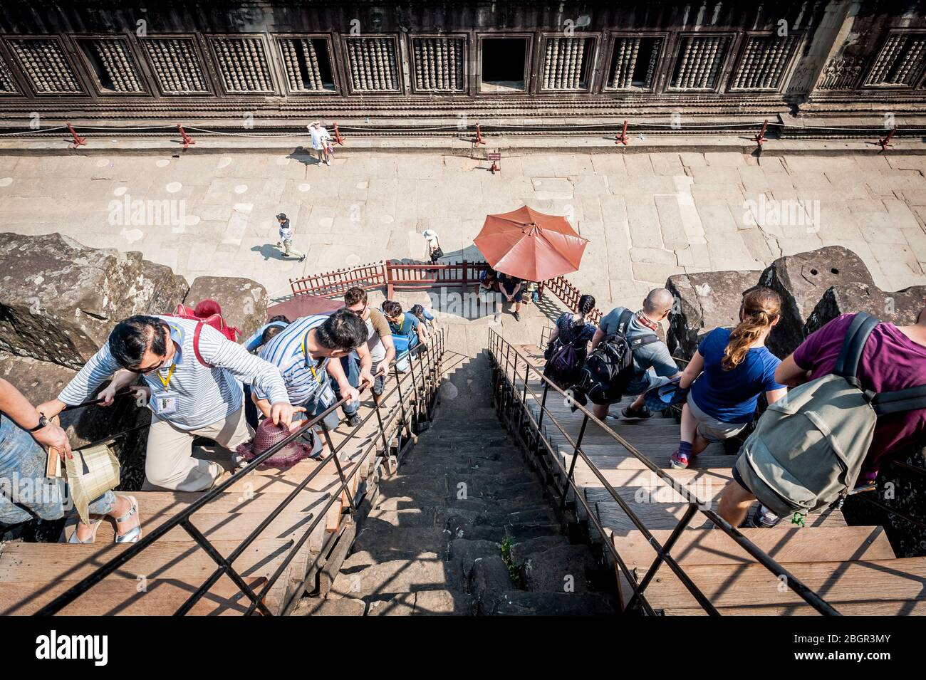 Touristen steigen die steilen Leitern und Stufen hinauf, um die verschiedenen Aussichtspunkte rund um die Tempel von Angkor Wat, Provinz Siem Reap, Kambodscha zu erreichen. Stockfoto