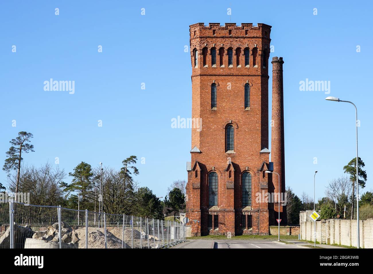 Industriekultur, ein alter quadratischer Wasserturm aus roten Ziegeln Stockfoto