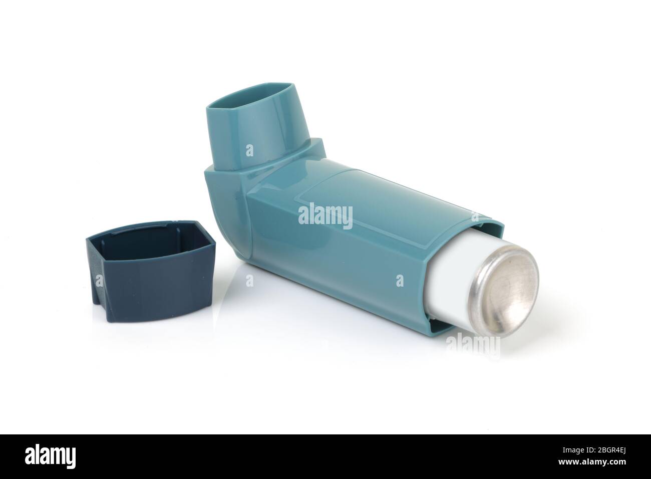 Asthma-Inhalator auf weißem Hintergrund mit Lichtreflexion Stockfoto
