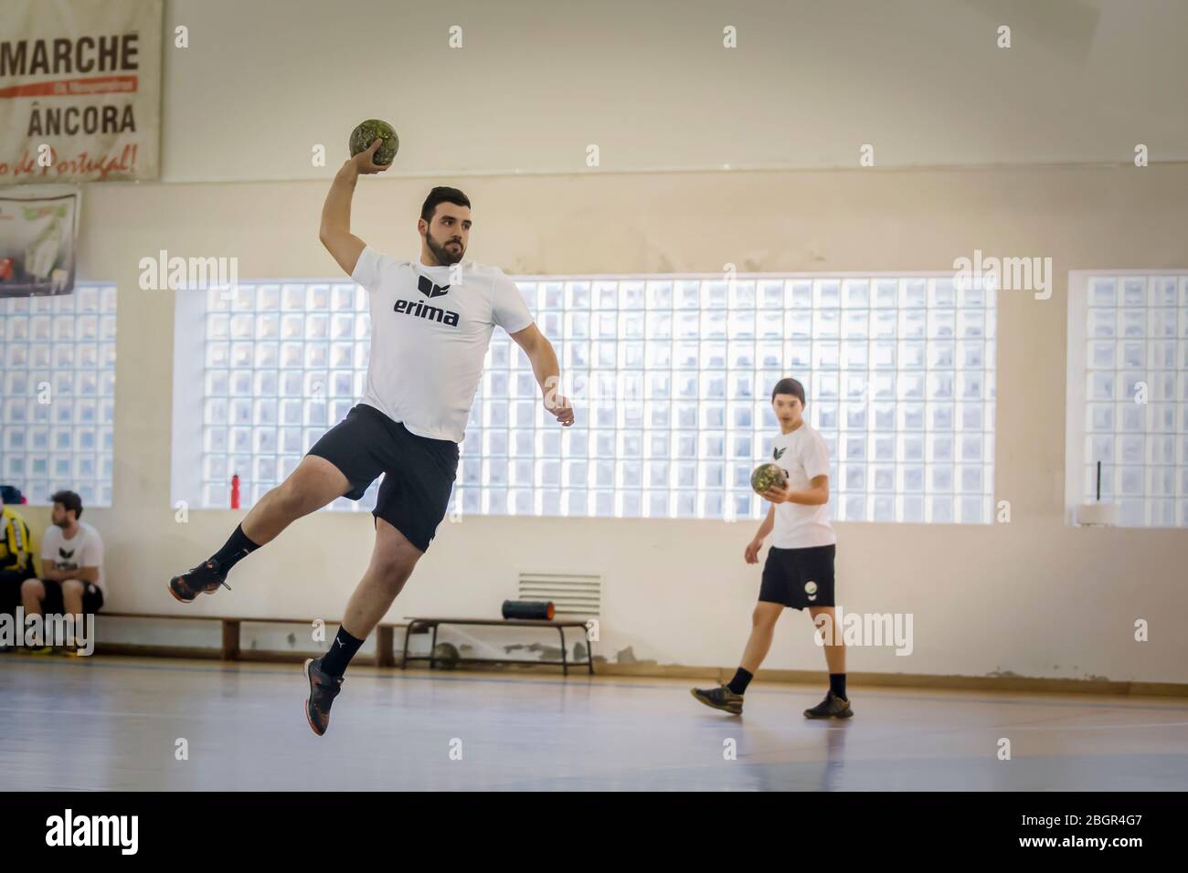 Afife, Portugal - 20. Januar 2019: Das Handballteam von A.D.Afimense, das zu Beginn des Spiels die Aufwärmbewegungen macht, zählt CPN. Stockfoto