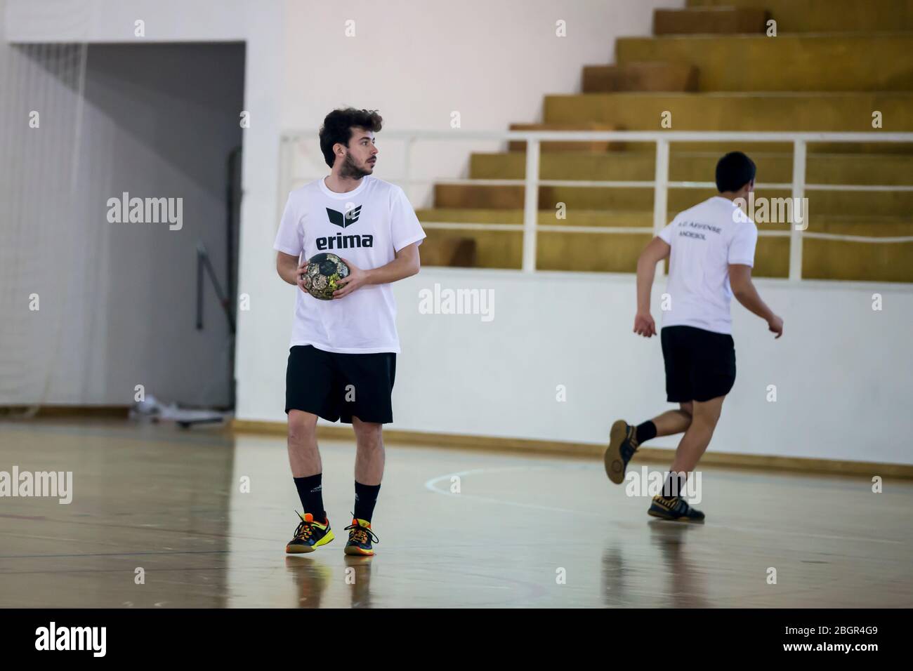 Afife, Portugal - 20. Januar 2019: Das Handballteam von A.D.Afimense, das zu Beginn des Spiels die Aufwärmbewegungen macht, zählt CPN. Stockfoto