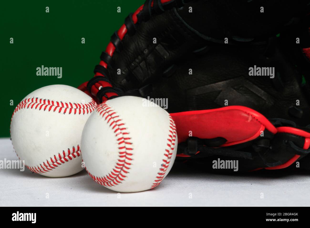 Handschuh, Ball, Fledermaus, Baseball-Zubehör, Baseball-Ausrüstung, Guante,  Pelota, Fledermaus, accesorios del Besbol, Equipamento de Beisbol, (Foto:  Luis Gu Stockfotografie - Alamy