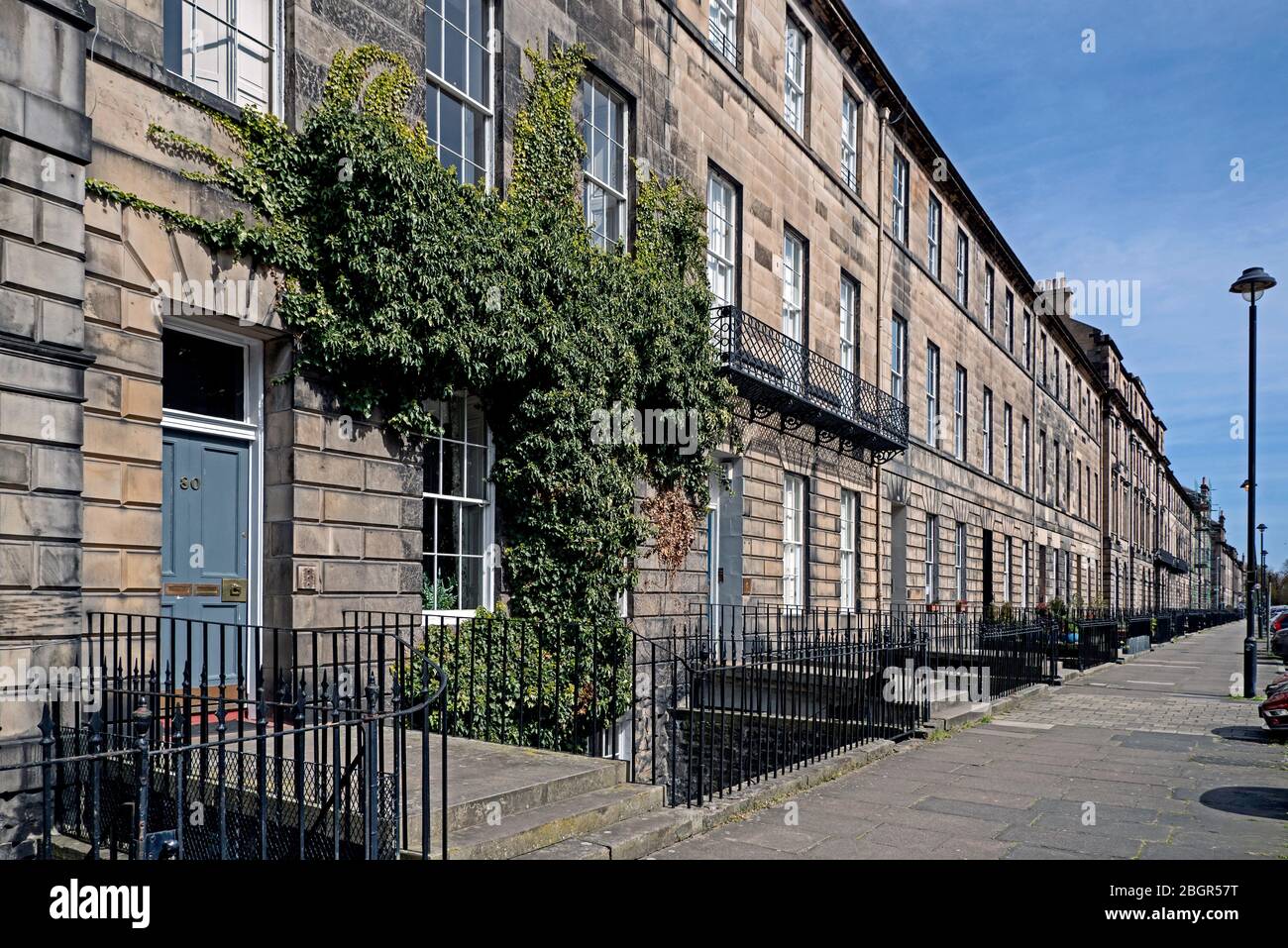 Ivy wächst auf einem Reihenhaus Wohnimmobilie in Great King Street, Edinburgh, Schottland, Großbritannien. Stockfoto