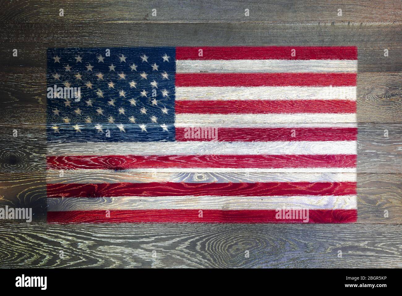 Vereinigte Staaten von Amerika Flagge auf rustikalen alten Holz Oberfläche Hintergrund Sterne und Streifen alten Ruhm Stockfoto