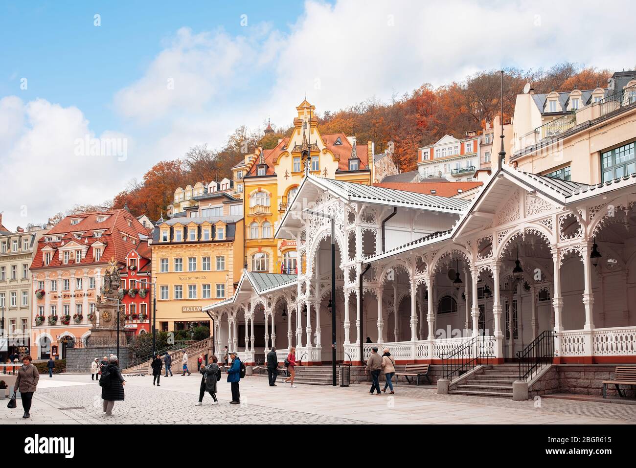 Karlovy Vary, Tschechische Republik - 30. Oktober 2019: Blick auf die Marktkolonnade (Quelle von Mineralwasser) in Karlovy Vary die berühmteste KURSTADT in Th Stockfoto