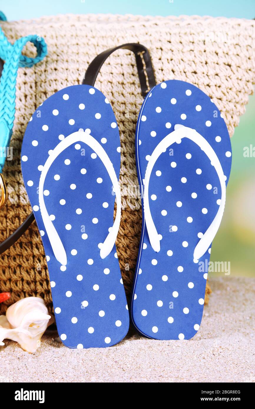 Sommer Weidensack mit Accessoires auf Sand, auf Naturhintergrund Stockfoto