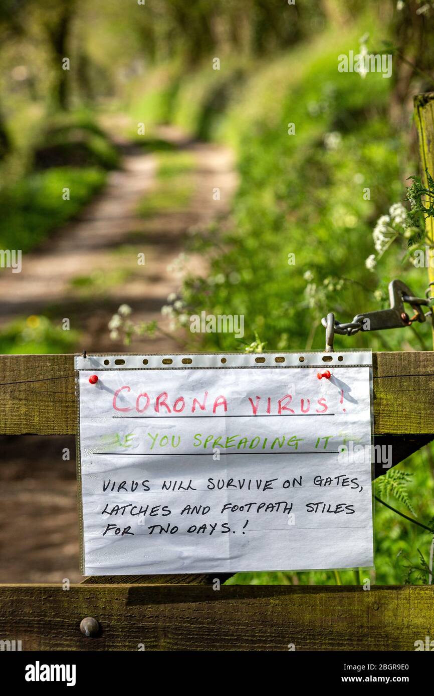 Covid 19 Poster auf öffentlichen Fußwegeneingang,Wandern, Wald, Wandern, Familie, Fußweg, Natur, Stockfoto