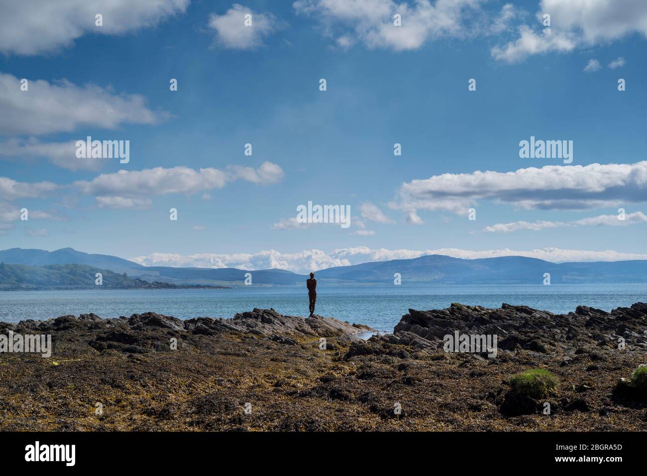 Antony Gormley Skulptur GRIFF einer abstrakten menschlichen Form Blick über Saddell Bay, Kilbrannan Sound zu Arran aus Felsen in Kintyre Peninsula, Scotl Stockfoto