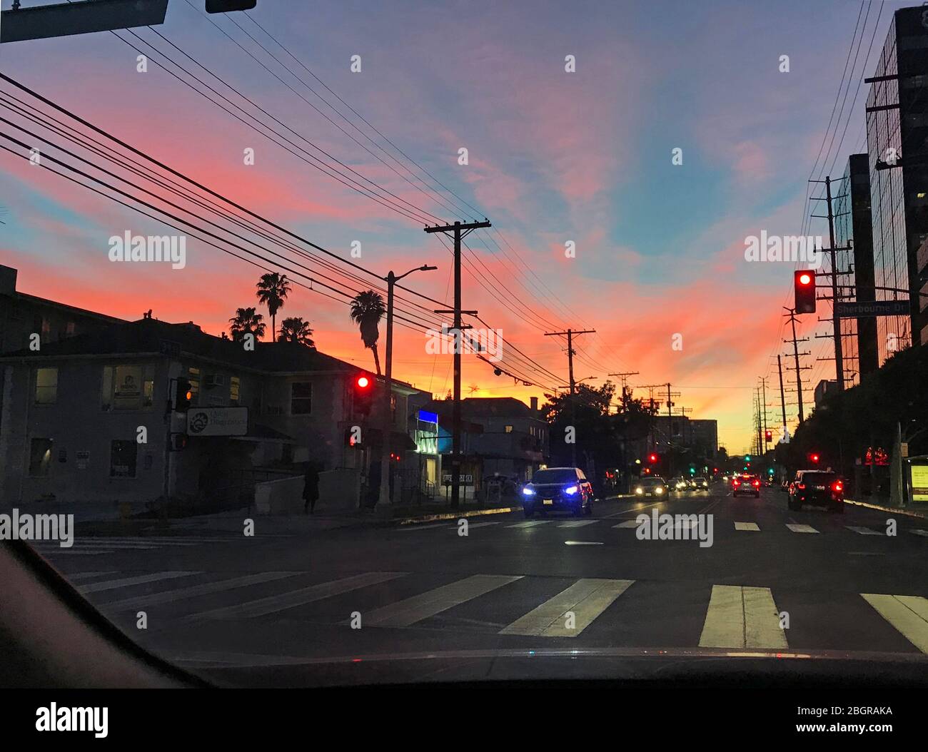 Fahren in Los Angeles, CA bei Sonnenuntergang auf der 3rd Street in West Hollywood in Richtung Westen Stockfoto