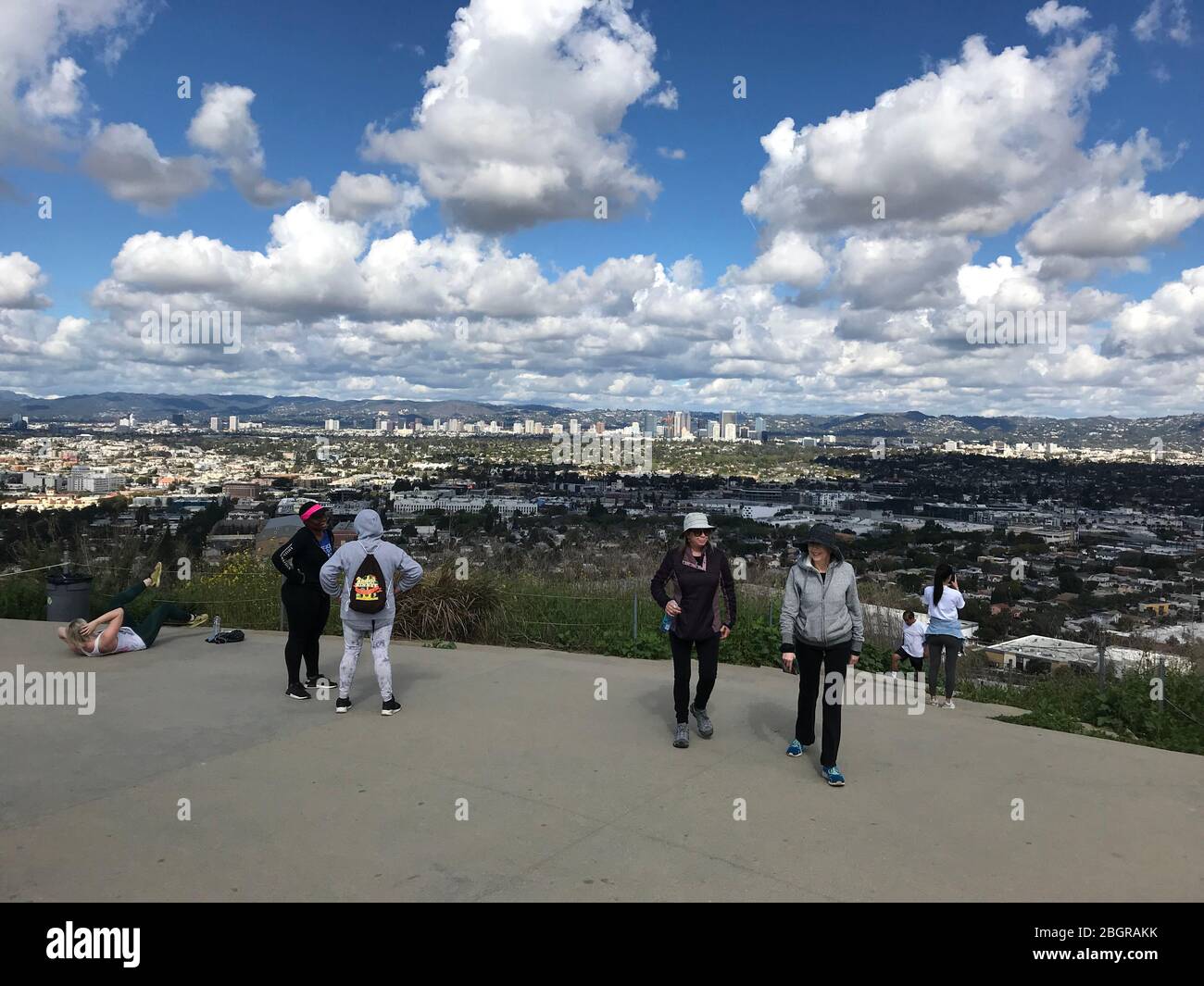 Leute, die den Blick über das Los Angeles Becken von Culver City, Century City und Westwood von Baldwin Hills Scenic Overlook Park an einem klaren Tag genießen Stockfoto