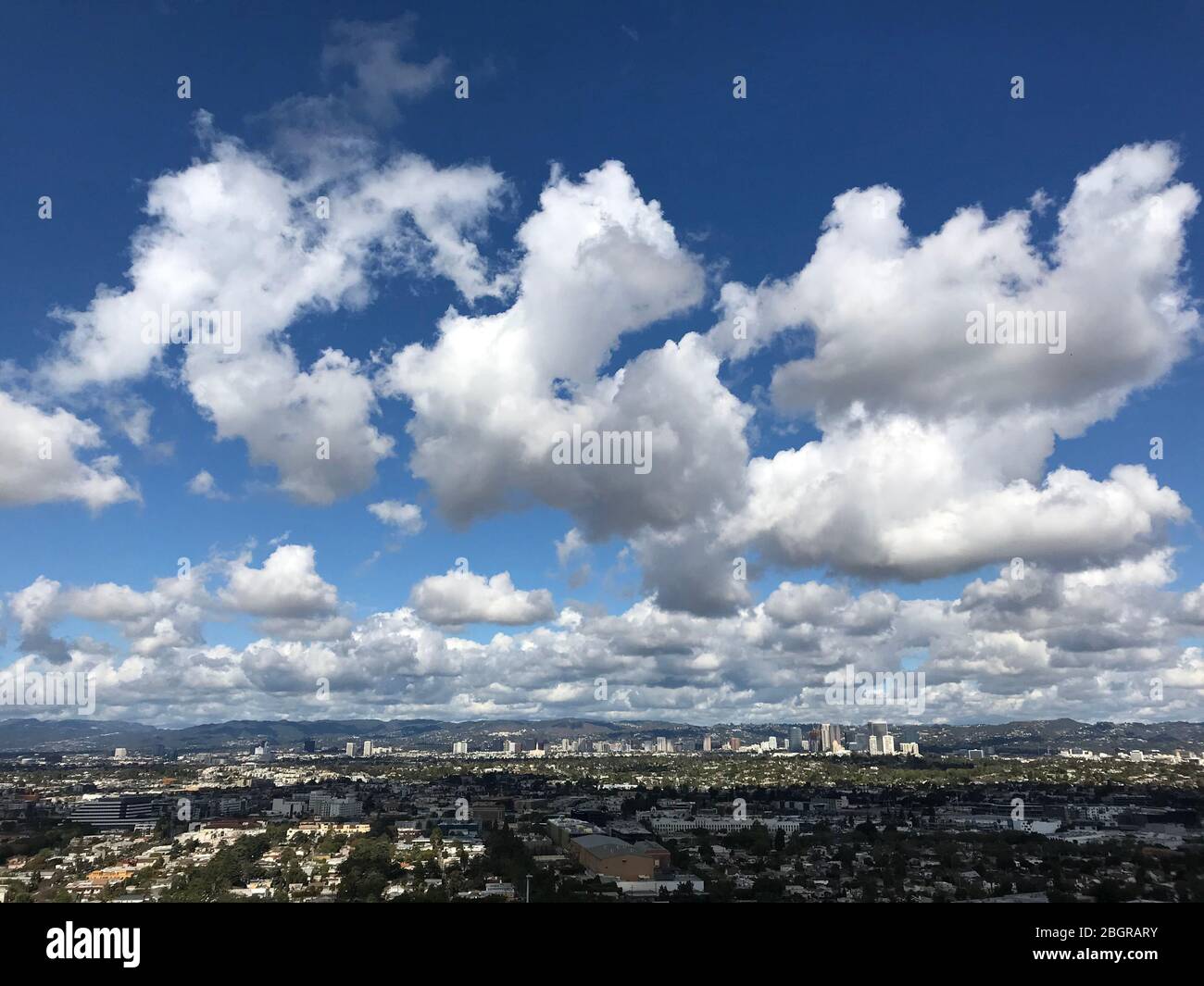 Blick über das Los Angeles Becken von Culver City, Century City und Westwood von Baldwin Hills landschaftlich reizvoller Aussichtspark an einem klaren Tag. Stockfoto