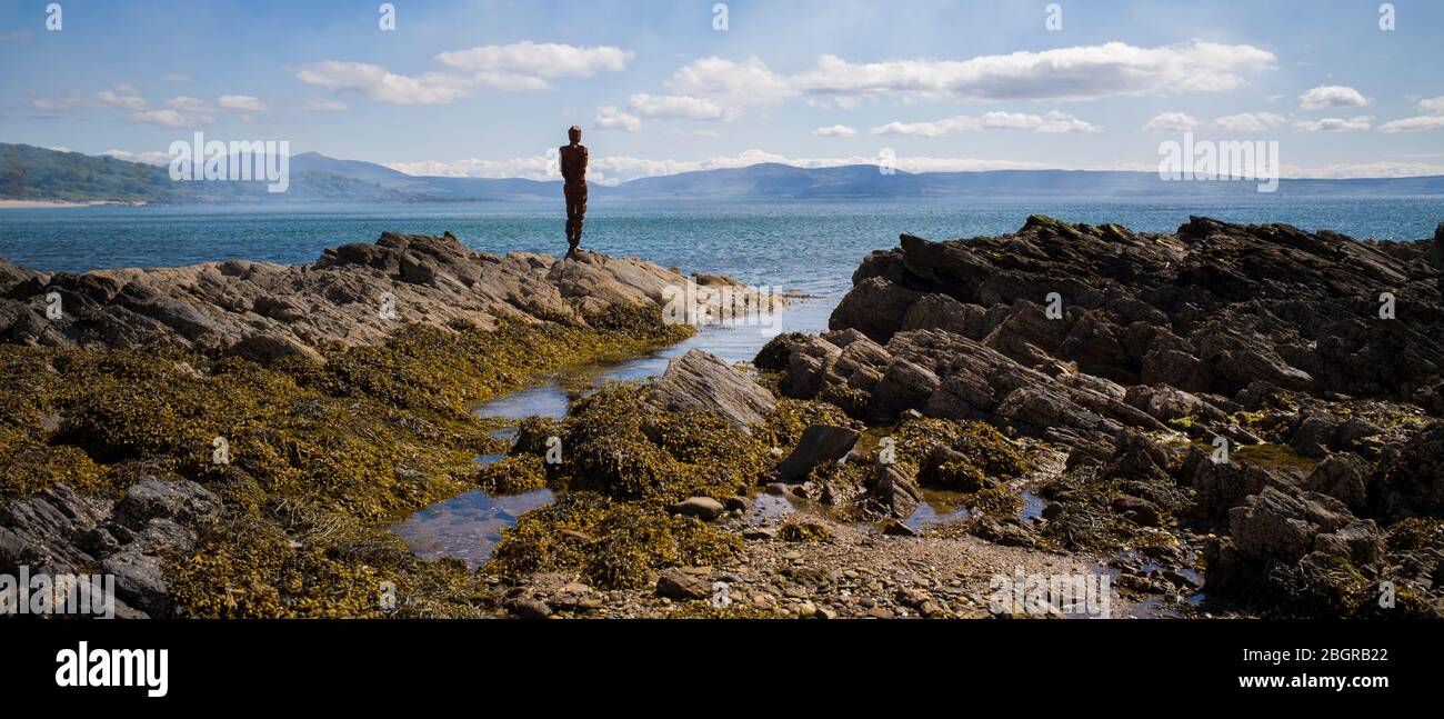 Antony Gormley Skulptur GRIFF einer abstrakten menschlichen Form Blick über Saddell Bay, Kilbrannan Sound zu Arran aus Felsen in Kintyre Peninsula, Scotl Stockfoto