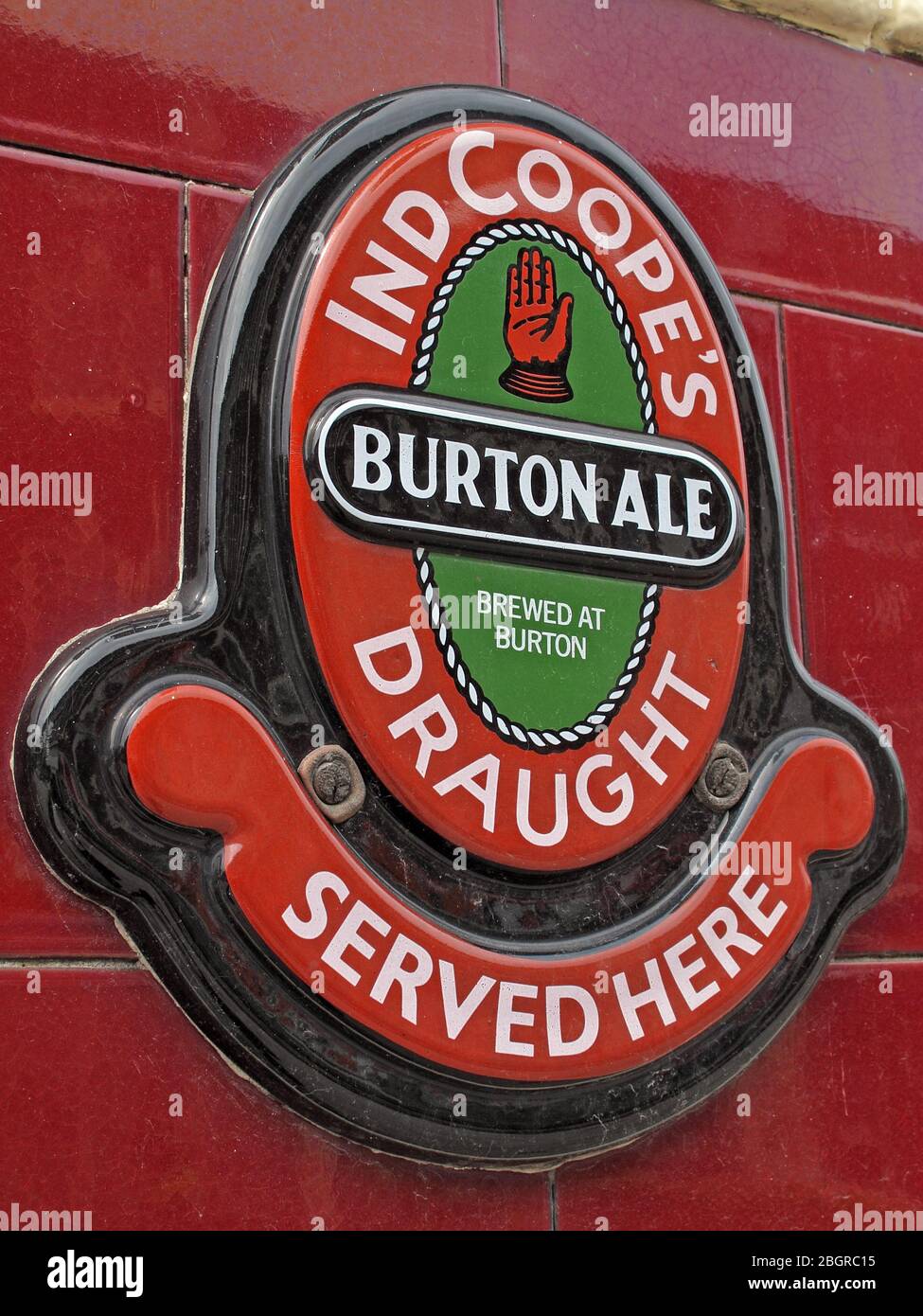 Historisches gekacheltes Schild, Ind Coopes, Burton Ale, Brewed at Burton, Draft, serviert hier, Pub-Schild, England, Großbritannien Stockfoto