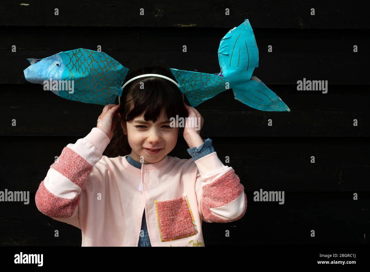 7-jährige Mädchen zu Hause geschult Kunst Klasse Fisch Stockfoto
