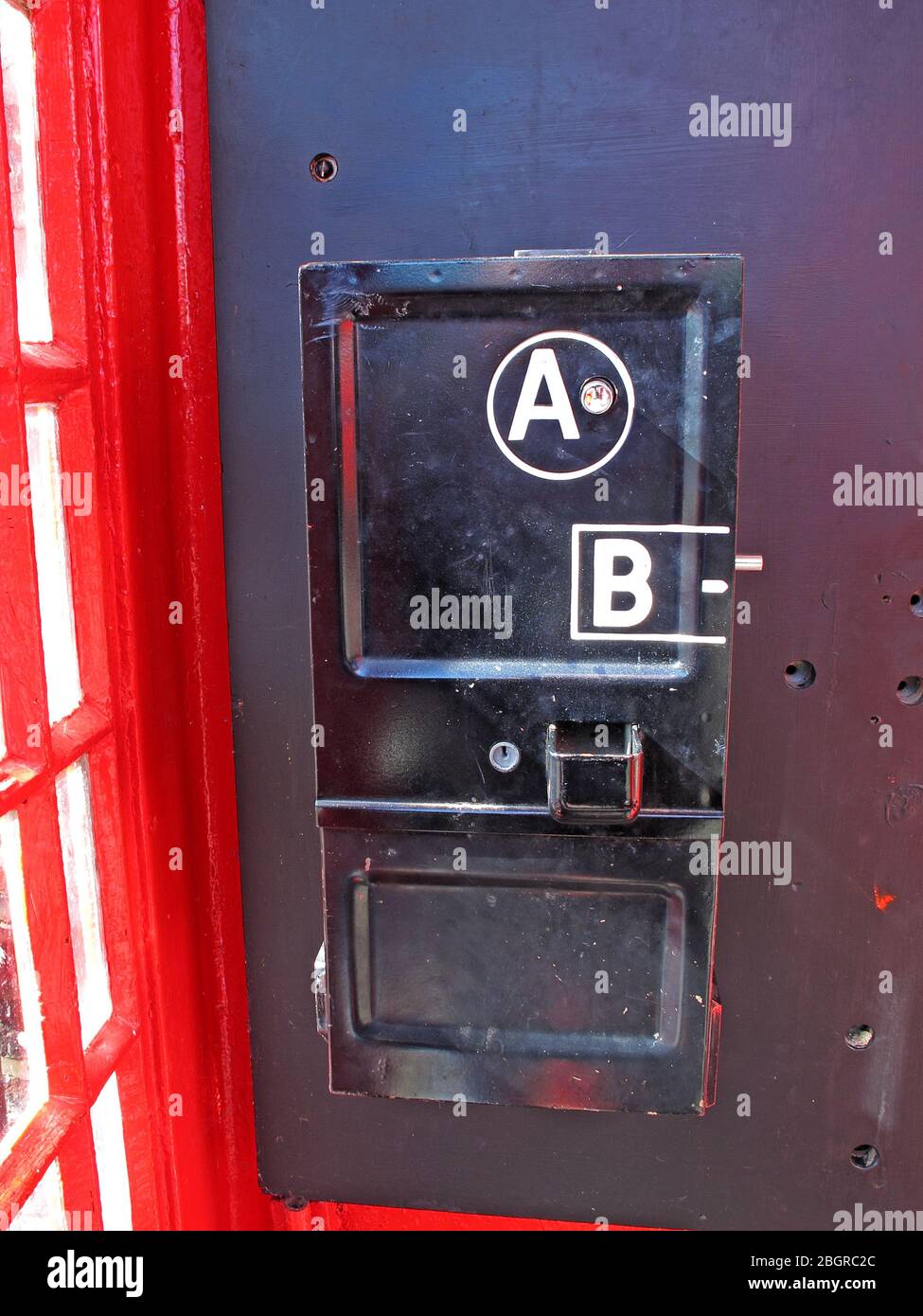 Taste A und Taste B Vorauszahlungstelefonausstattung, 1940, 1950 öffentliche Telefonanlage Stockfoto