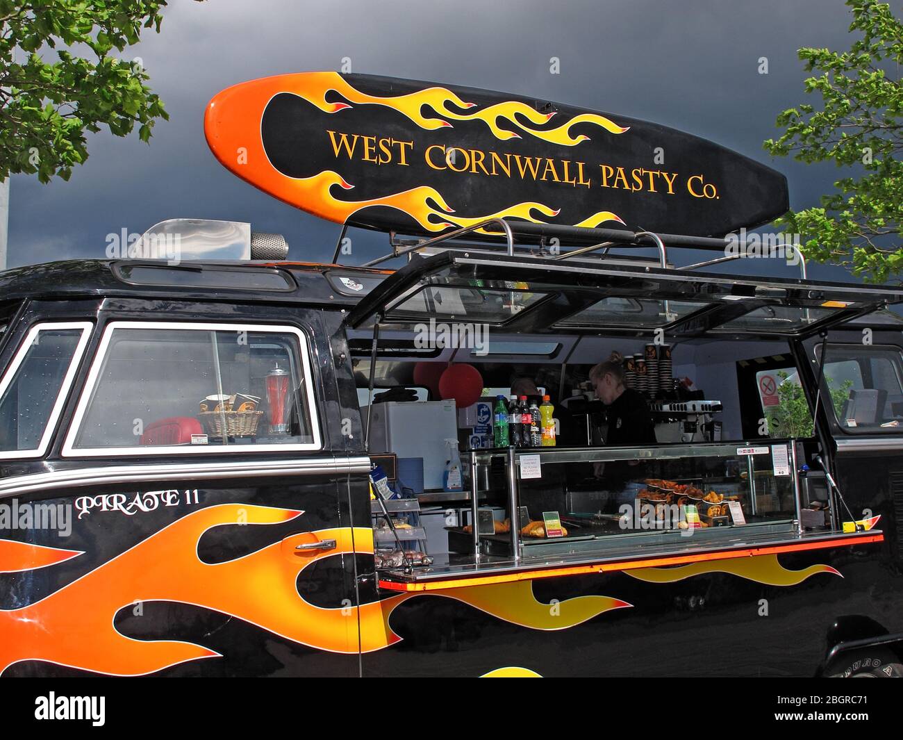 Die West Cornwall Pasty Company, Minibus, regionale Speisen, serviert von einem VW Wohnwagen Stockfoto