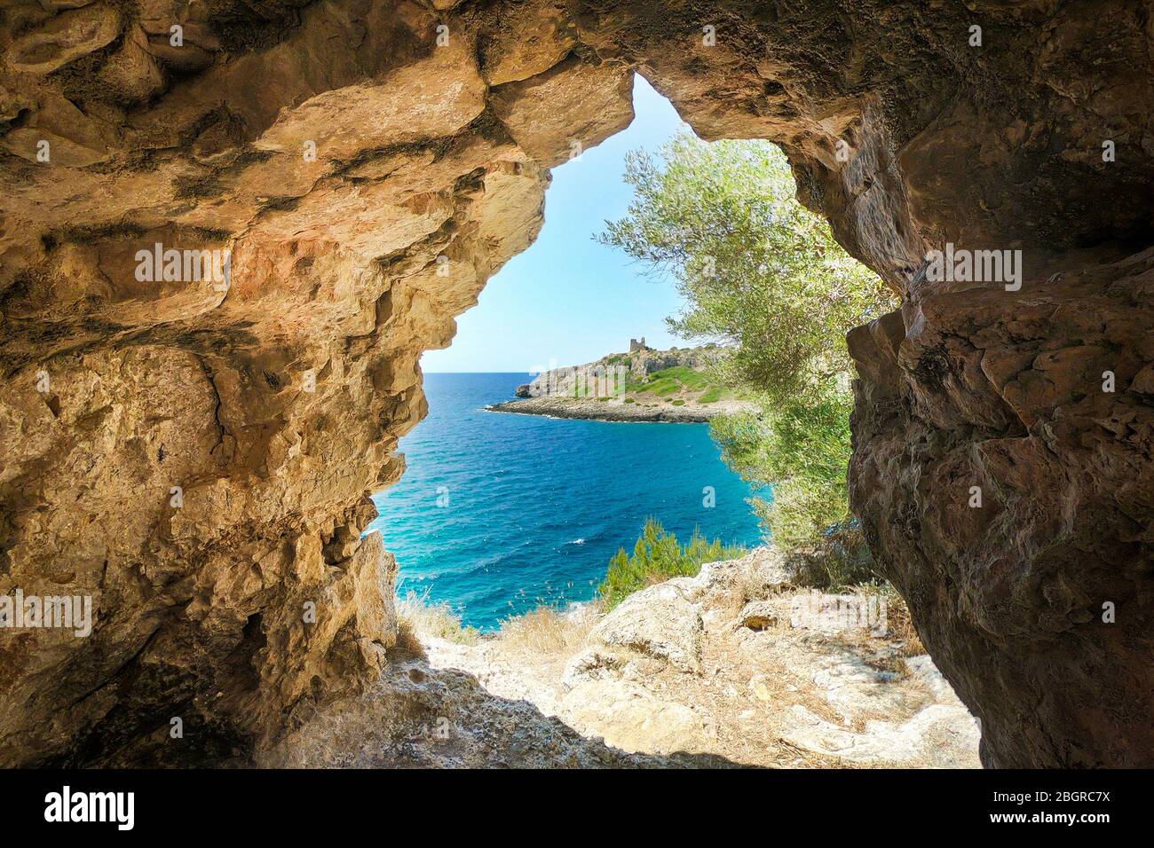 Die schöne Küste und Seenlandschaft zu Torre Uluzzo. Stockfoto