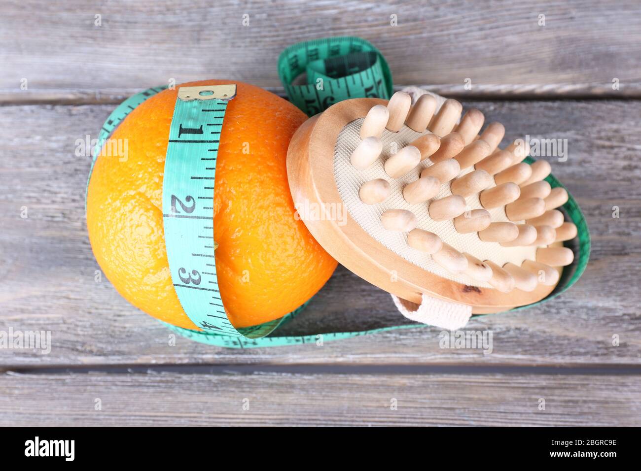 Frisches Orange, Tapeline und ein Pinsel auf weißem Hintergrund isoliert Stockfoto