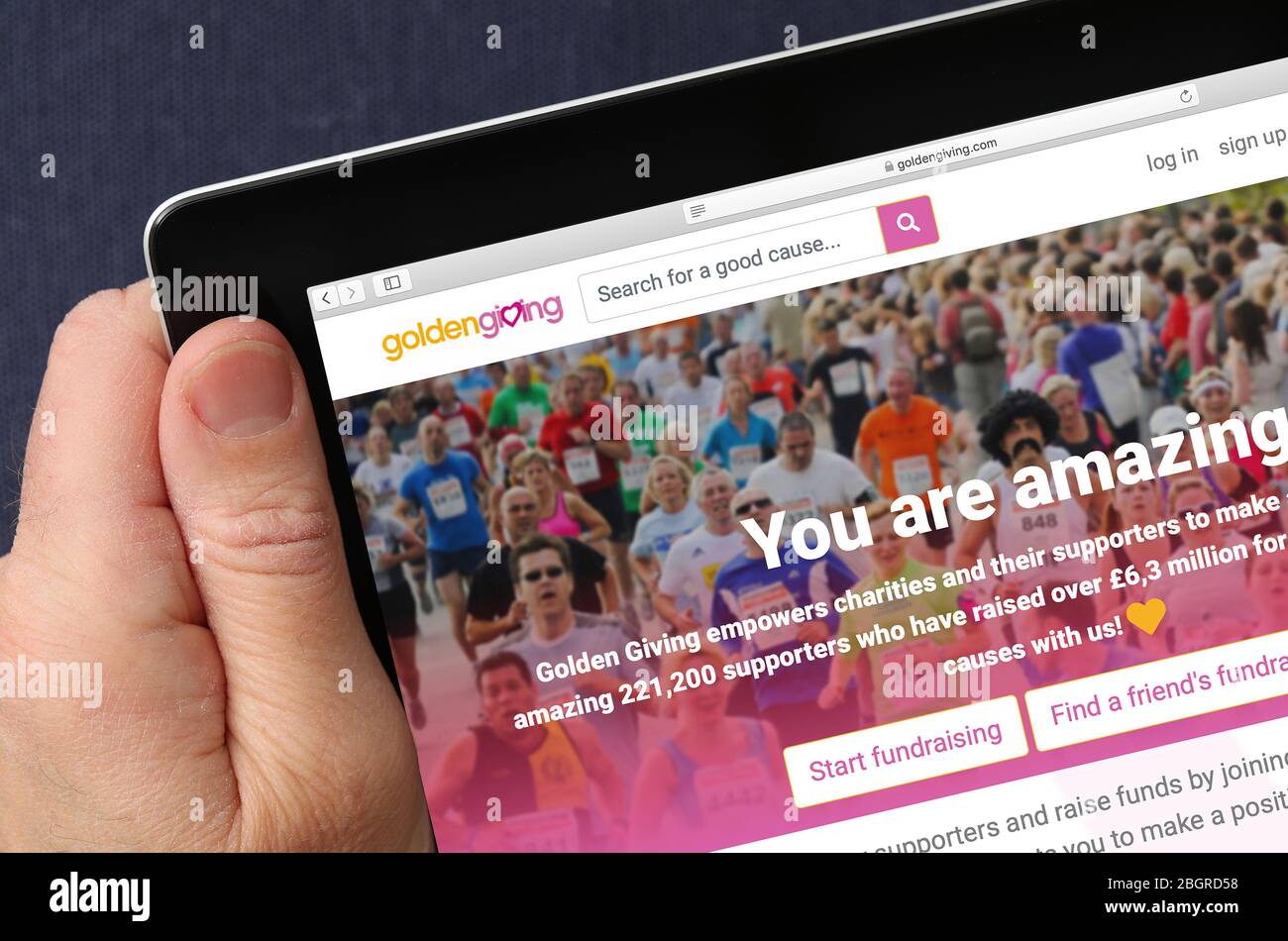 Golden Giving Charity Fundraising-Website auf einem iPad angesehen Stockfoto