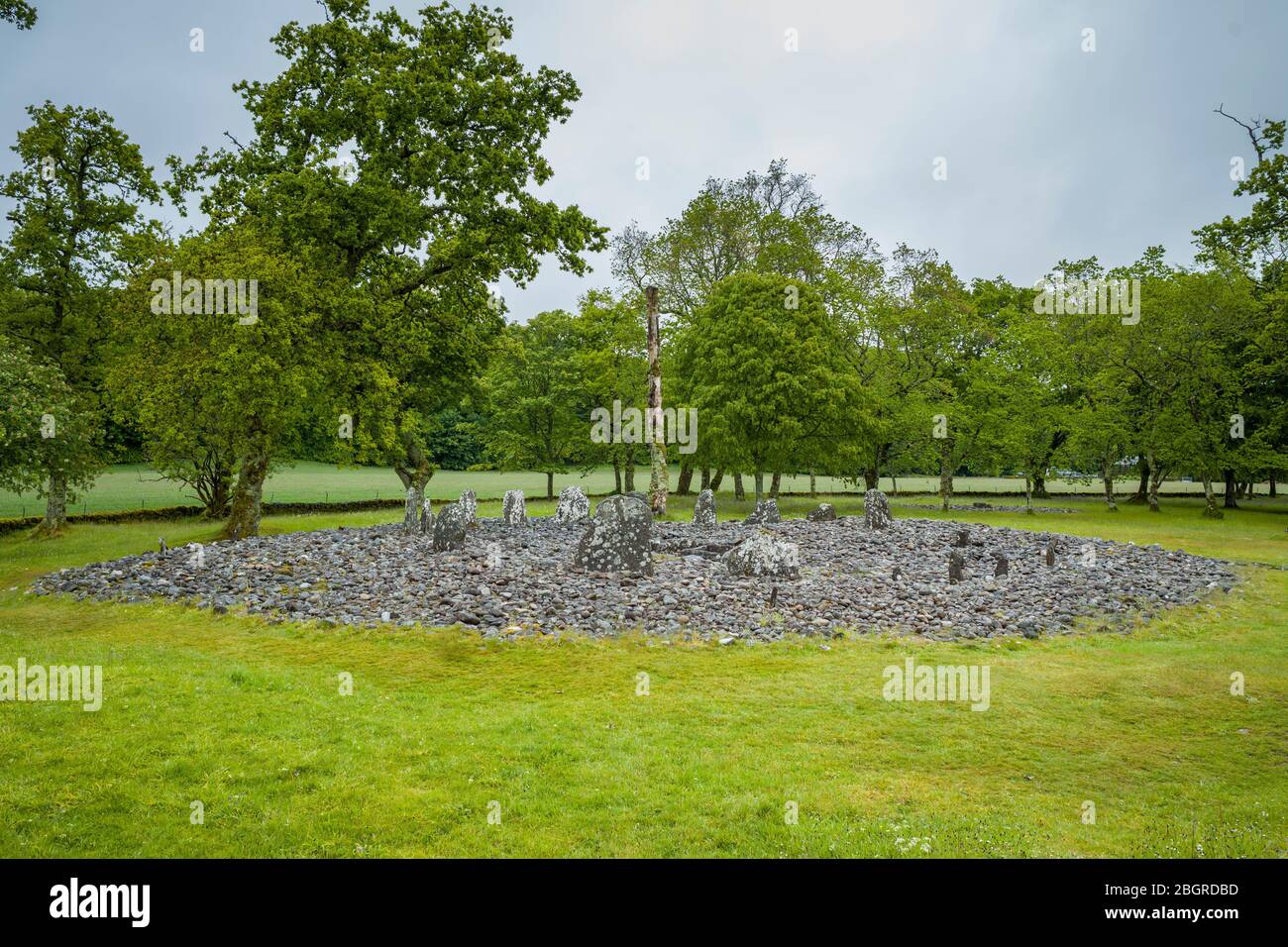 Neben Largie stehende Steine und kreisförmige Grabstätte aus der Bronzezeit in Kilmartin Glen, Argyll, Schottland Stockfoto