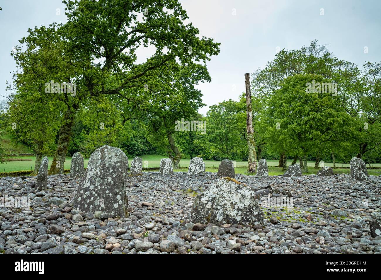 Neben Largie stehende Steine und kreisförmige Grabstätte aus der Bronzezeit in Kilmartin Glen, Argyll, Schottland Stockfoto