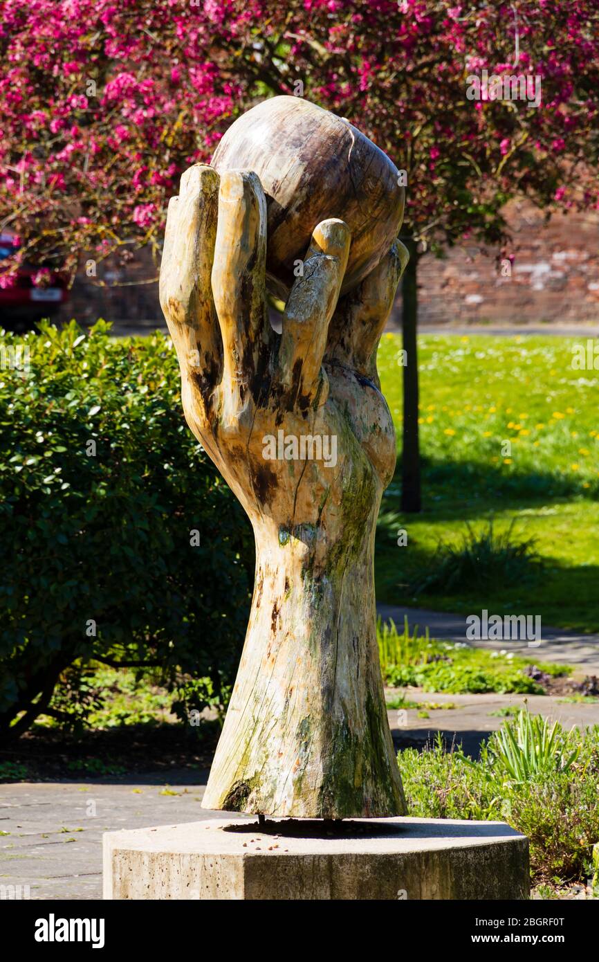 „Isaac’s Apple“ lebende Skulptur von Nigel Sardeson im Wyndham Park, Grantham, Lincolnshire, England. April 2020 Stockfoto