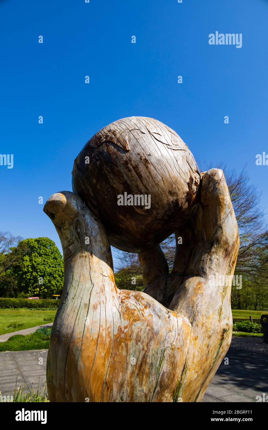 „Isaac’s Apple“ lebende Skulptur von Nigel Sardeson im Wyndham Park, Grantham, Lincolnshire, England. April 2020 Stockfoto