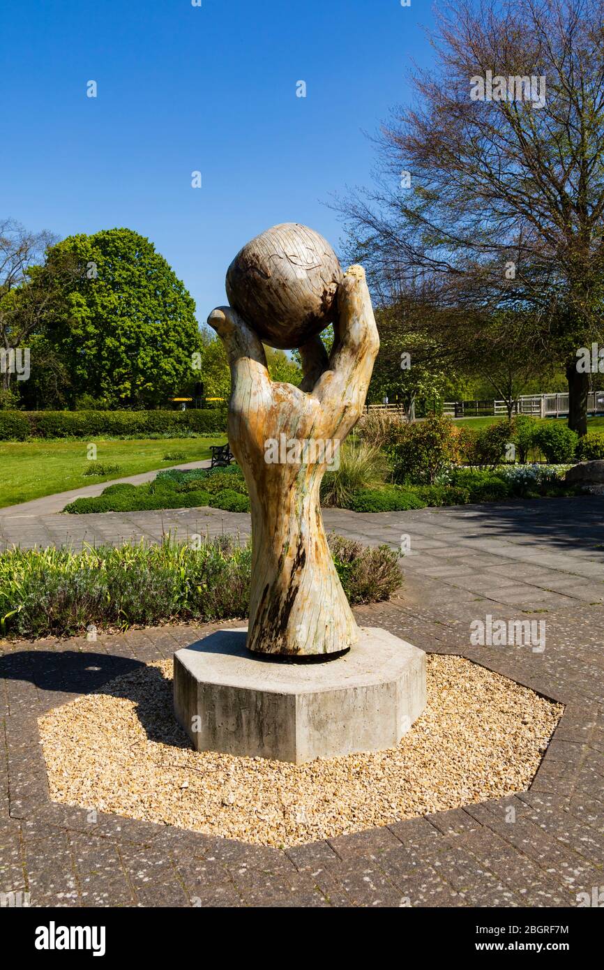„Isaac’s Apple“ lebende Skulptur von Nigel Sardeson im Wyndham Park, Grantham, Lincolnshire, England. April 2020 Stockfoto