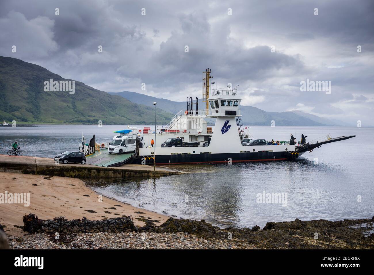 Die Corran Ferry, eine der Calmac Caledonian MacBrayne Fähren) in Ardgour in Loch Linnhe südlich von Fort William, schottische Highlands Stockfoto