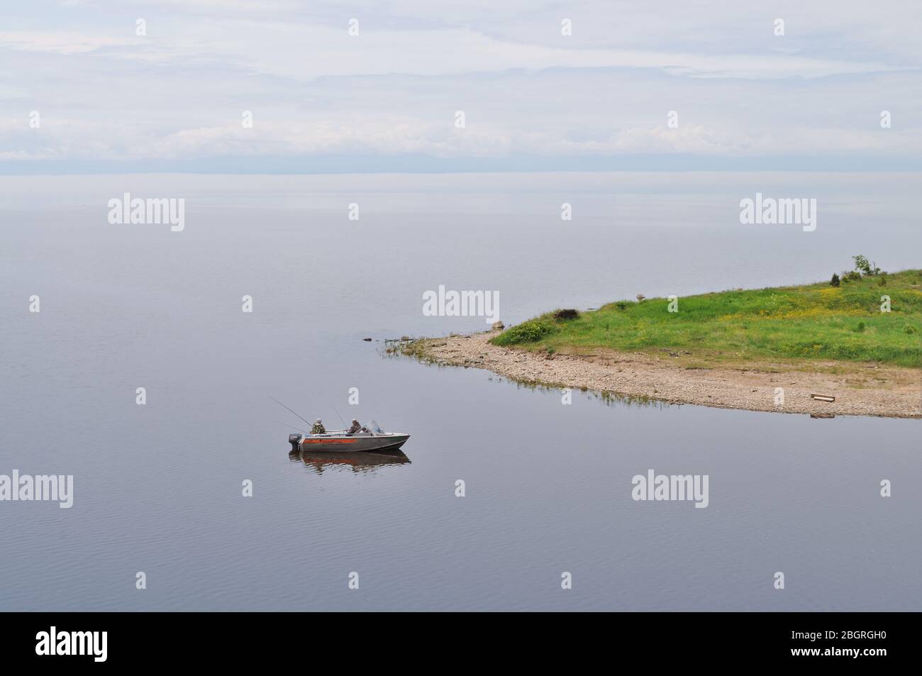 Fischer auf dem Boot, Angeln im Baikalsee. Stockfoto