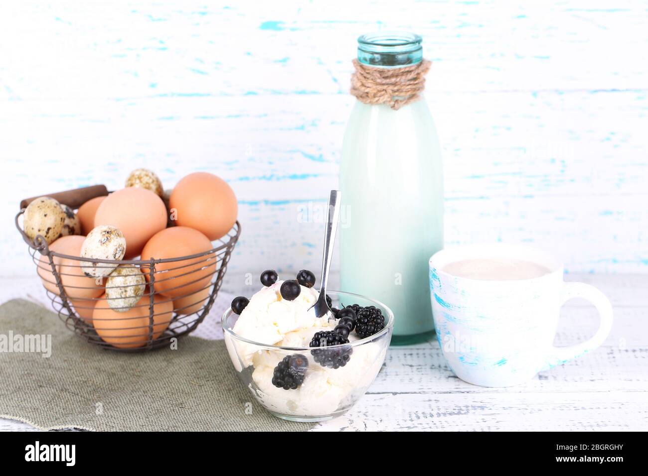 Milchprodukte und frische Eier auf Holzhintergrund Stockfoto