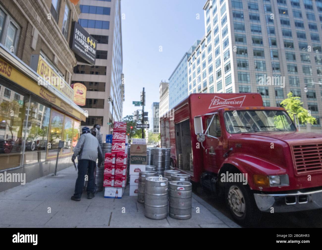 Washington, Usa. April 2020. Ein Bierhändler liefert nicht, sondern nimmt alle ungenutzten Fässer und Bierflaschen zurück, die ein geschlossenes Restaurant und eine Bar in der Innenstadt am Mittwoch, den 22. April 2020 in Washington, DC, nicht mehr verwenden können. Bürogebäude, Einzelhandelsgeschäfte und Restaurants sind im Grunde geschlossen Innenstadt in der Hauptstadt der Nation aufgrund COVID-19. Je nachdem, wie lange die Abschaltung dauern wird, sagen einige, dass 30 % bis 50 % der Restaurants und Bars in DC nicht wieder geöffnet werden können. Foto von Pat Benic/UPI Quelle: UPI/Alamy Live News Stockfoto