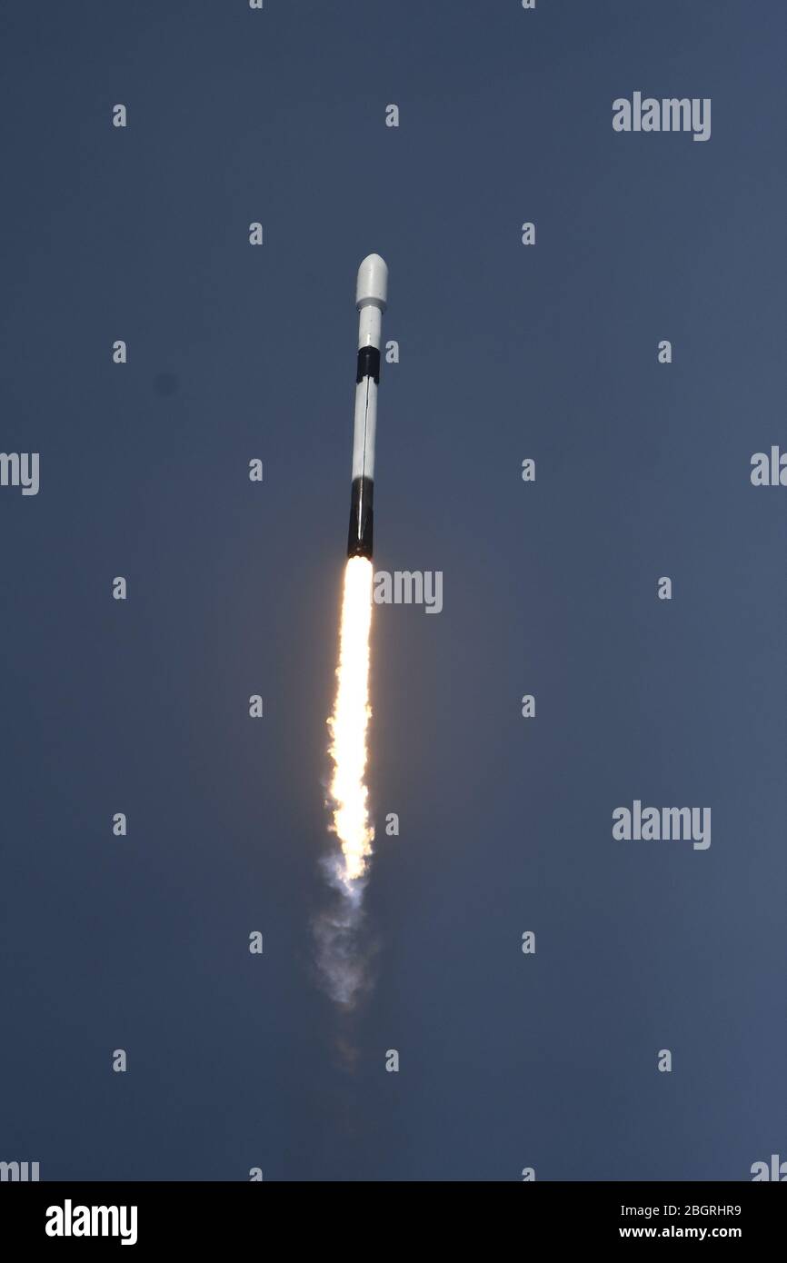 Cape Canaveral, Florida, USA. April 2020. Eine SpaceX Falcon 9 hebt am Freitag, den 06. März 2020, um 11:49 Uhr von Complex 41 an der Cape Canaveral Air Force Station ab. Falcon startet das Dragon-Raumschiff auf der 20. Cargo-Nachversorgung-Mission für die NASA. Dragon trägt 5600 Pfund Ausrüstung und Experimente zur Raumstation. Foto von Joe Marino-Bill Cantrell/UPI Quelle: UPI/Alamy Live News Stockfoto